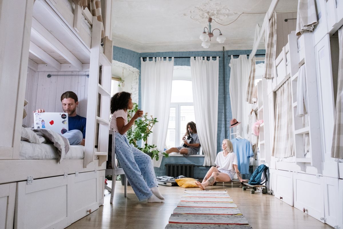 Jóvenes en una habitación compartida, cada uno en su propia actividad